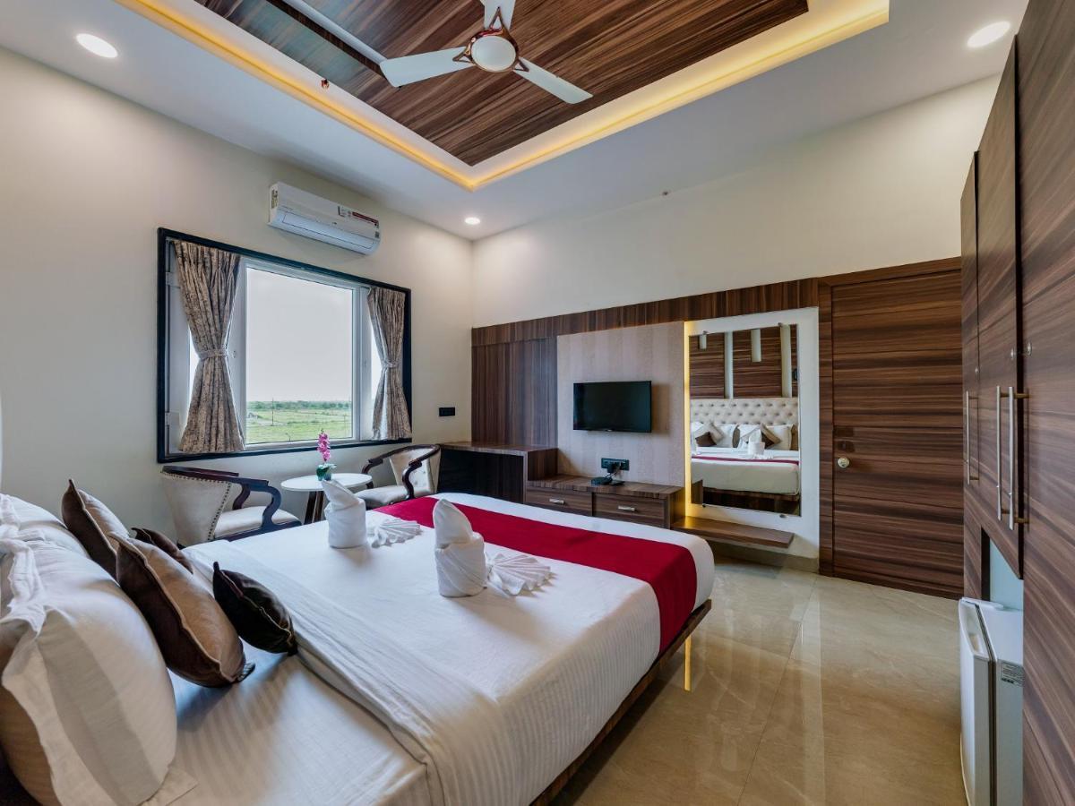 Hotel Chandradeep Regency Dhule Екстериор снимка