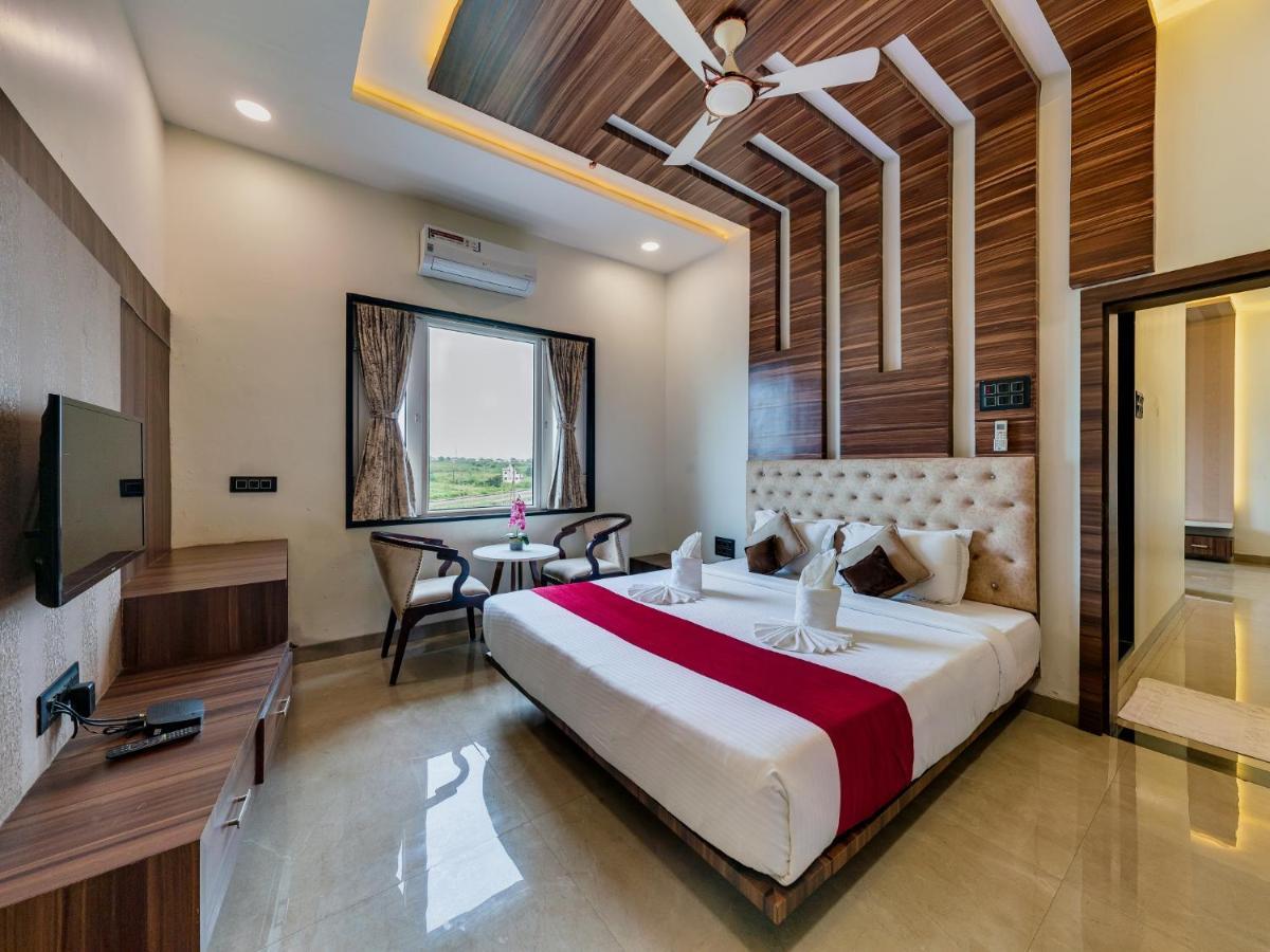 Hotel Chandradeep Regency Dhule Екстериор снимка